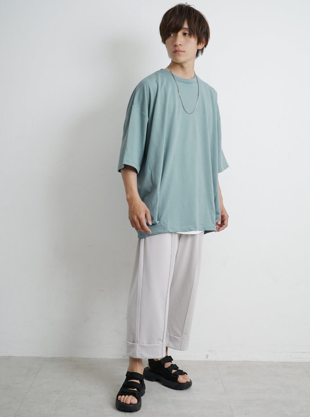 コクーンシルエットTシャツの涼やかコーデ