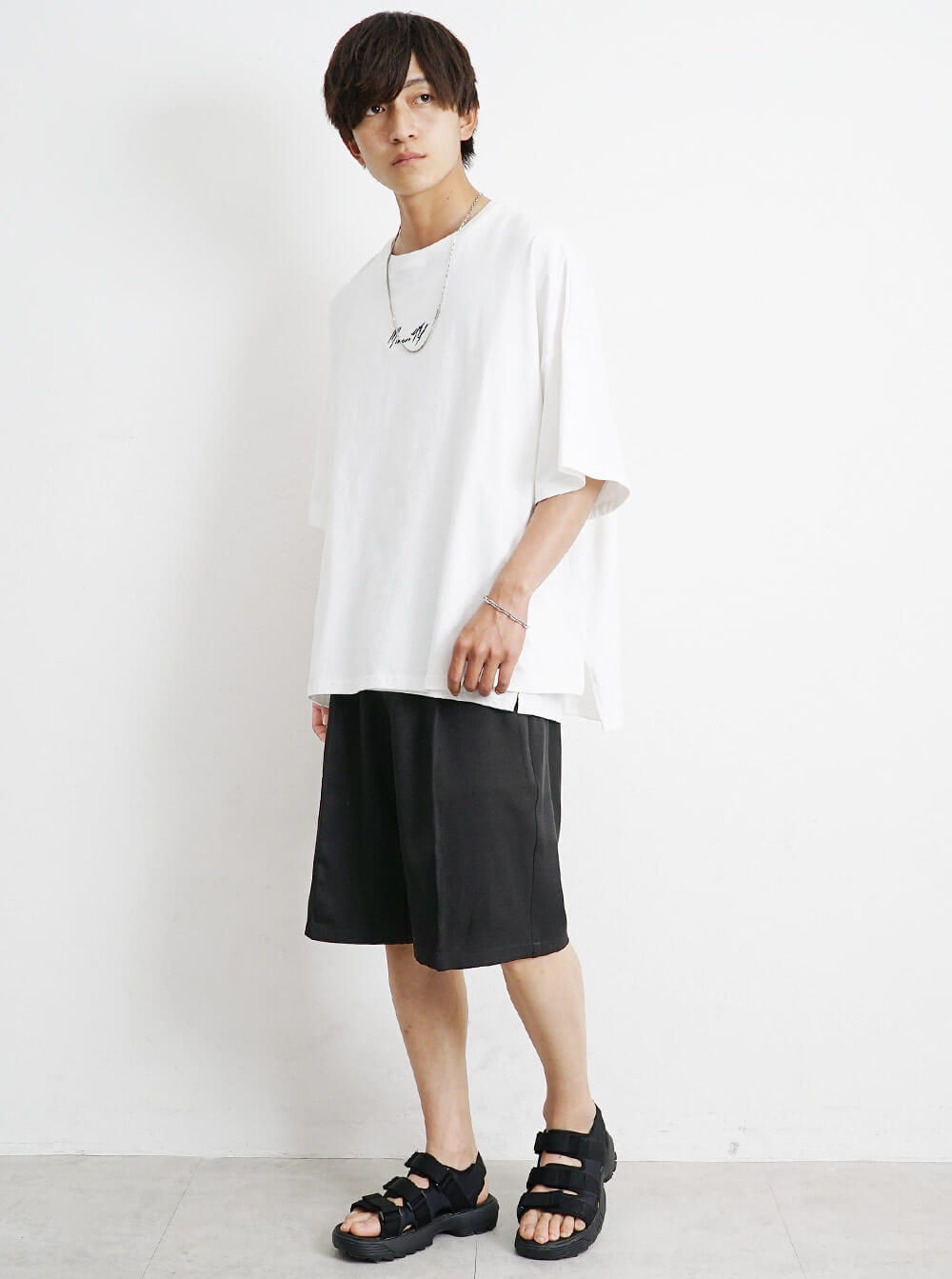 白TEEとハーフパンツで大人カジュアルコーデ