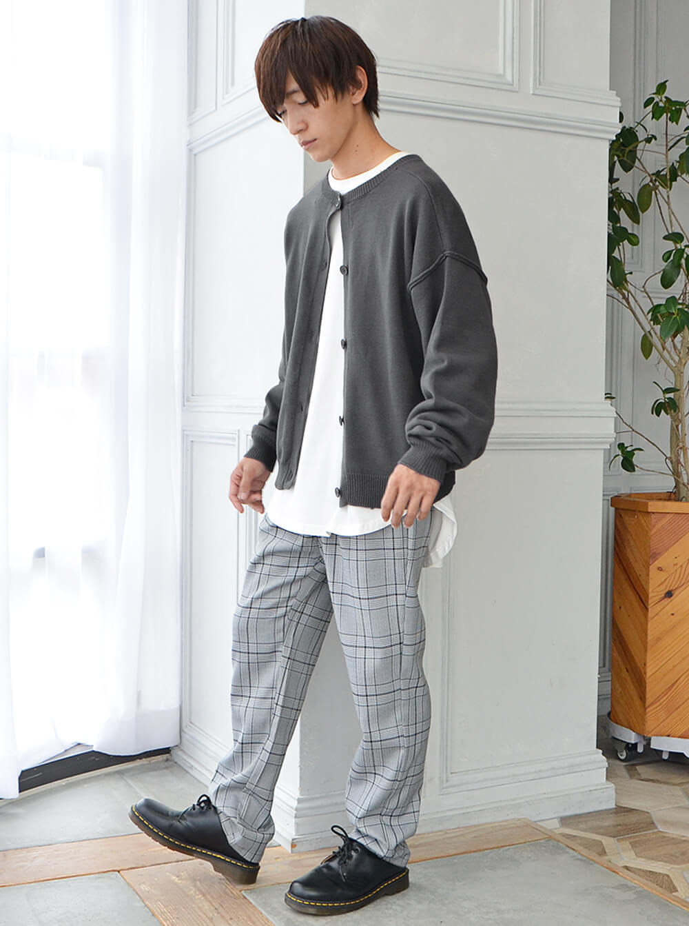 グレーのカーディガンコーデ