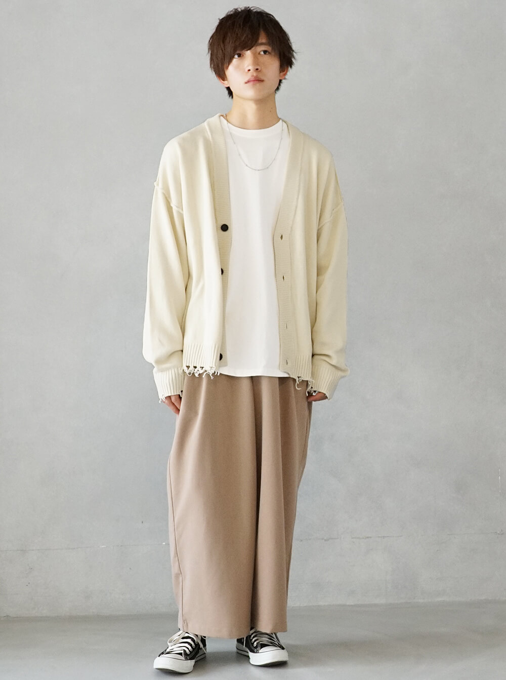 ホワイトのカーディガンコーデ