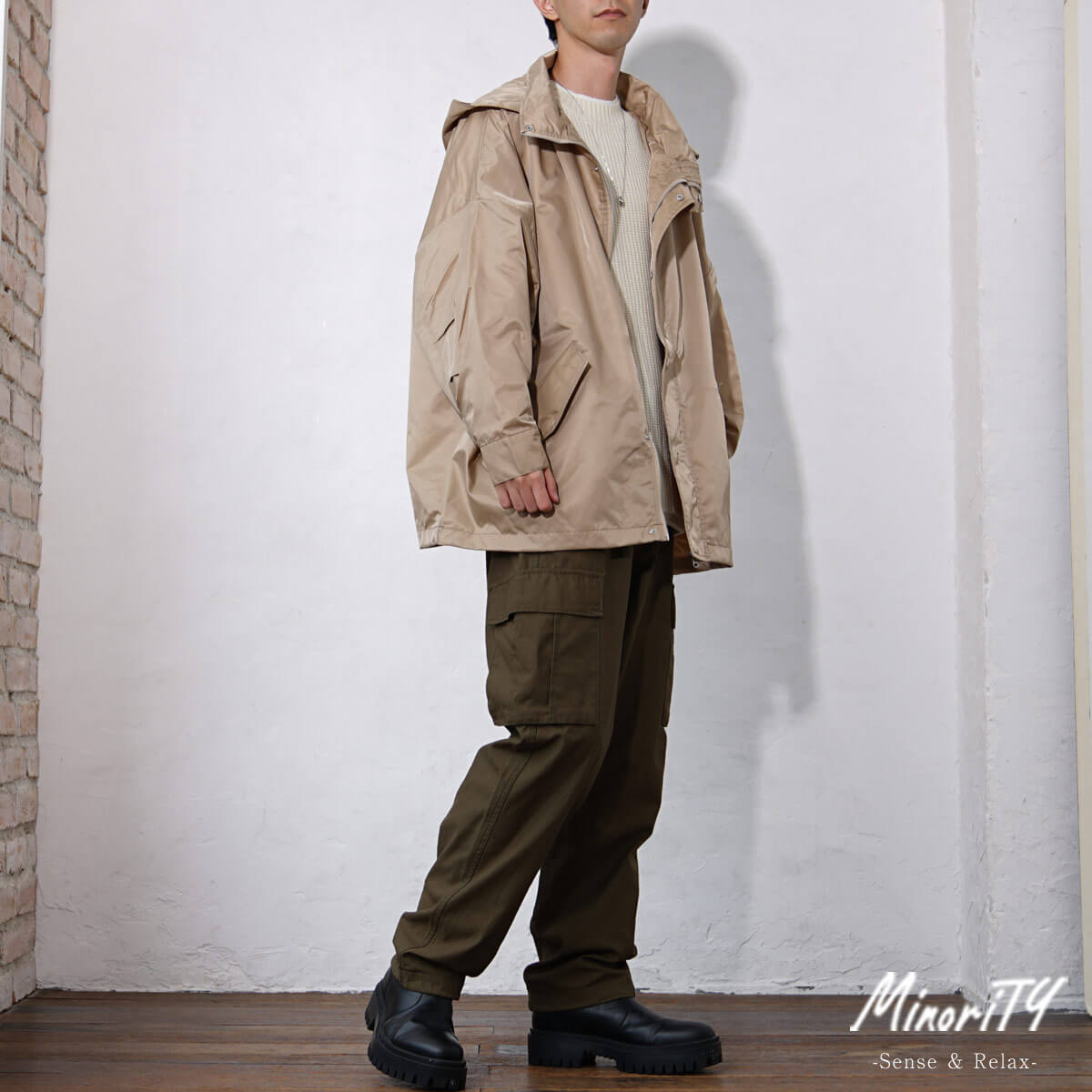 ベージュメンズコーデ