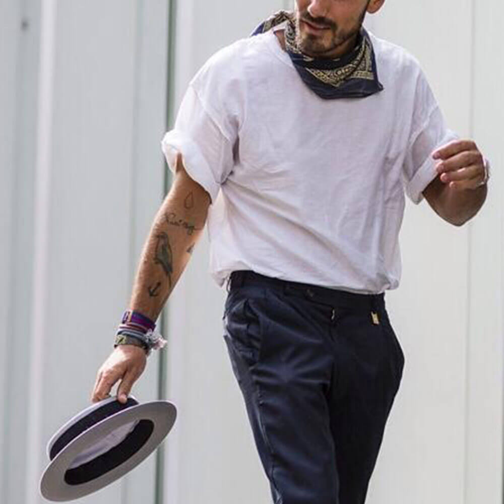 Tシャツの 袖まくり で楽しむ ひと手間加えた夏のtシャツコーデ