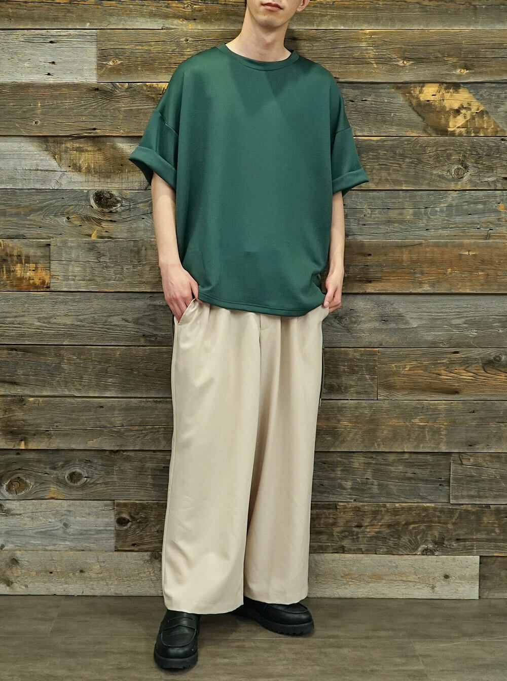 Tシャツの 袖まくり で楽しむ ひと手間加えた夏のtシャツコーデ