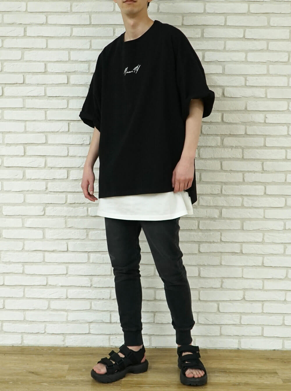 Tシャツの 袖まくり で楽しむ ひと手間加えた夏のtシャツコーデ