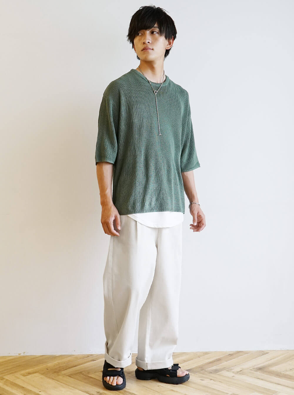 白パンツコーデ