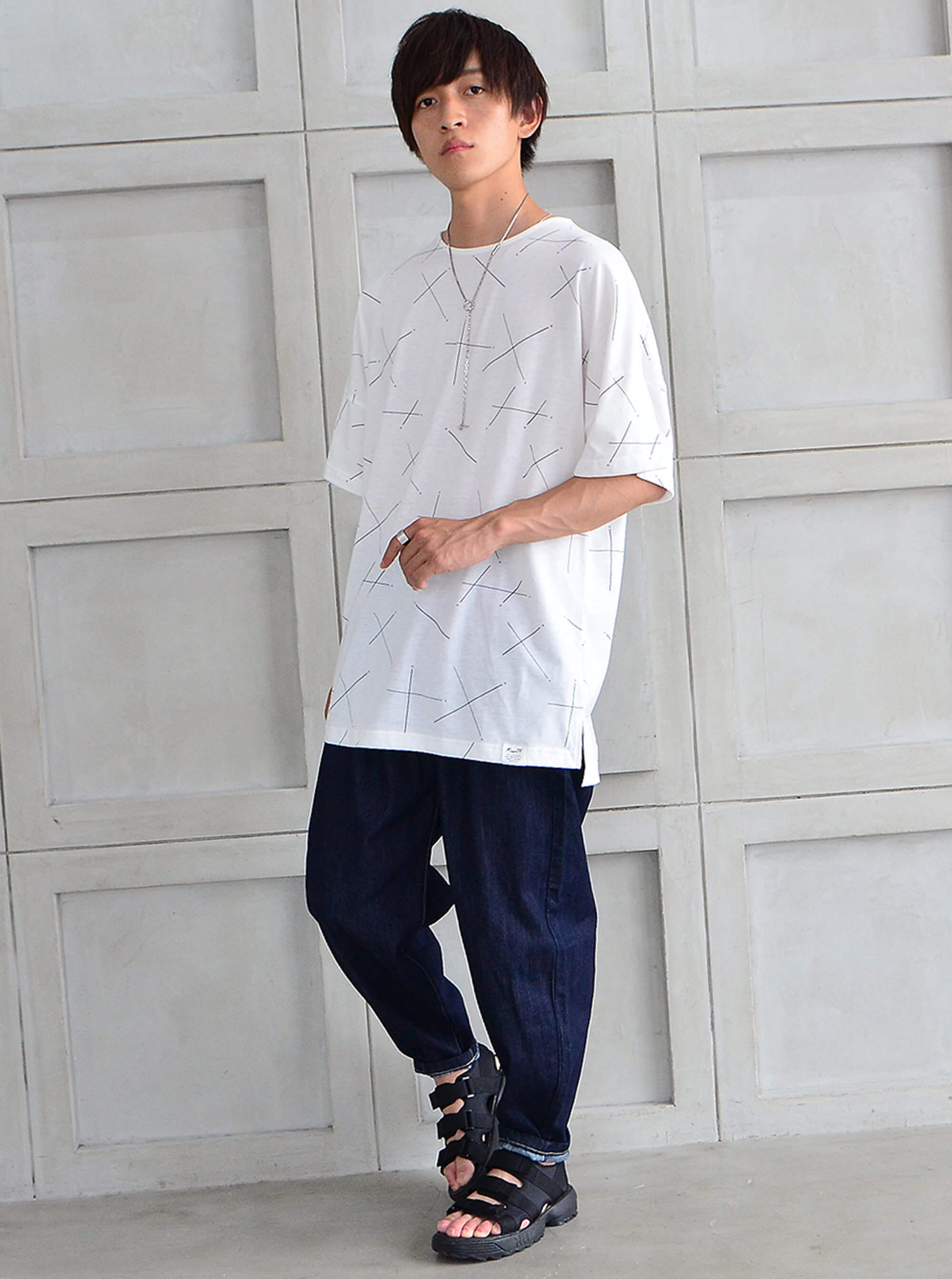 夏の定番「白Tシャツ×ジーンズ」をおしゃれにするポイント