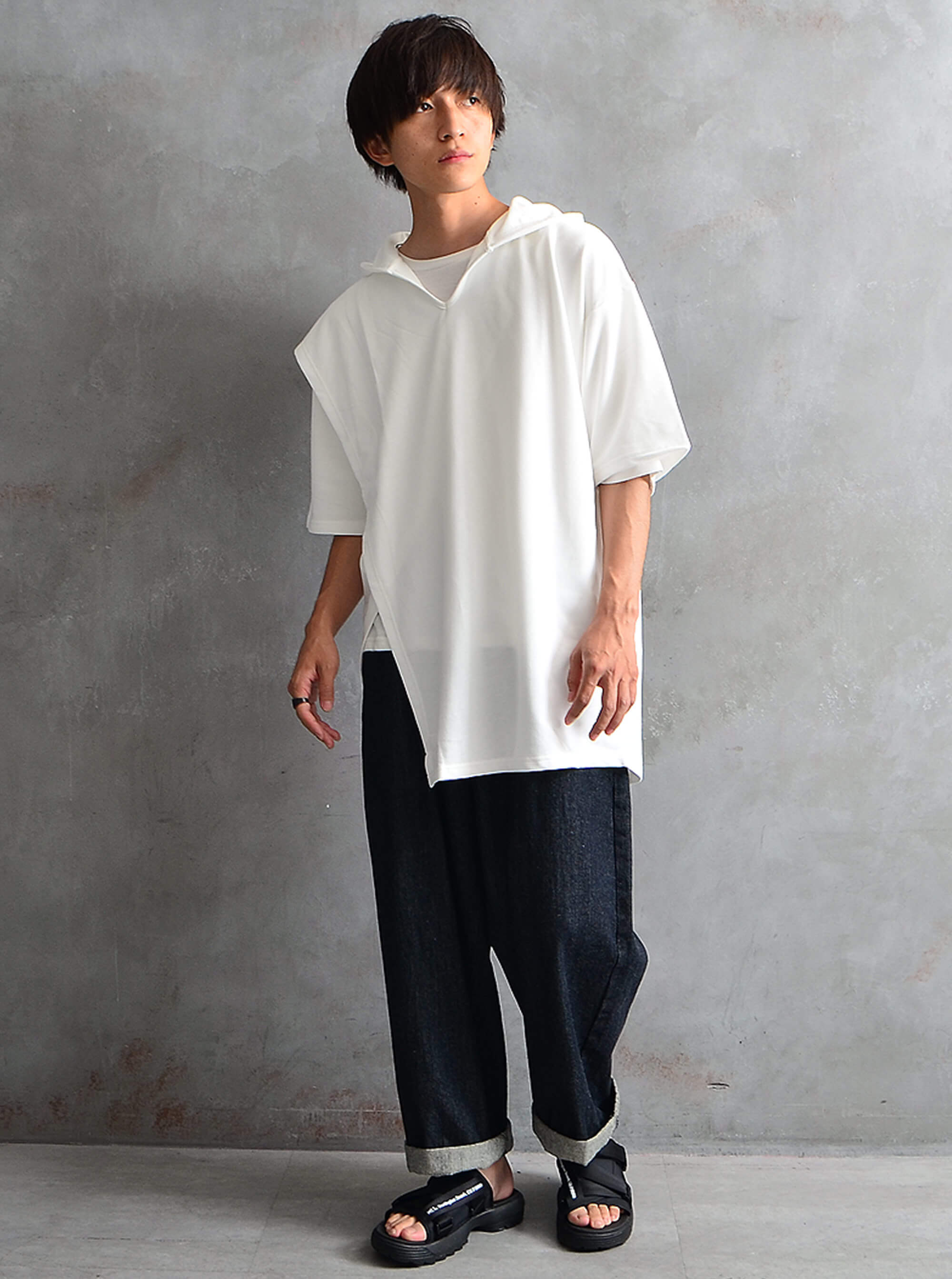 デザインの効いた白トップスのコーデ