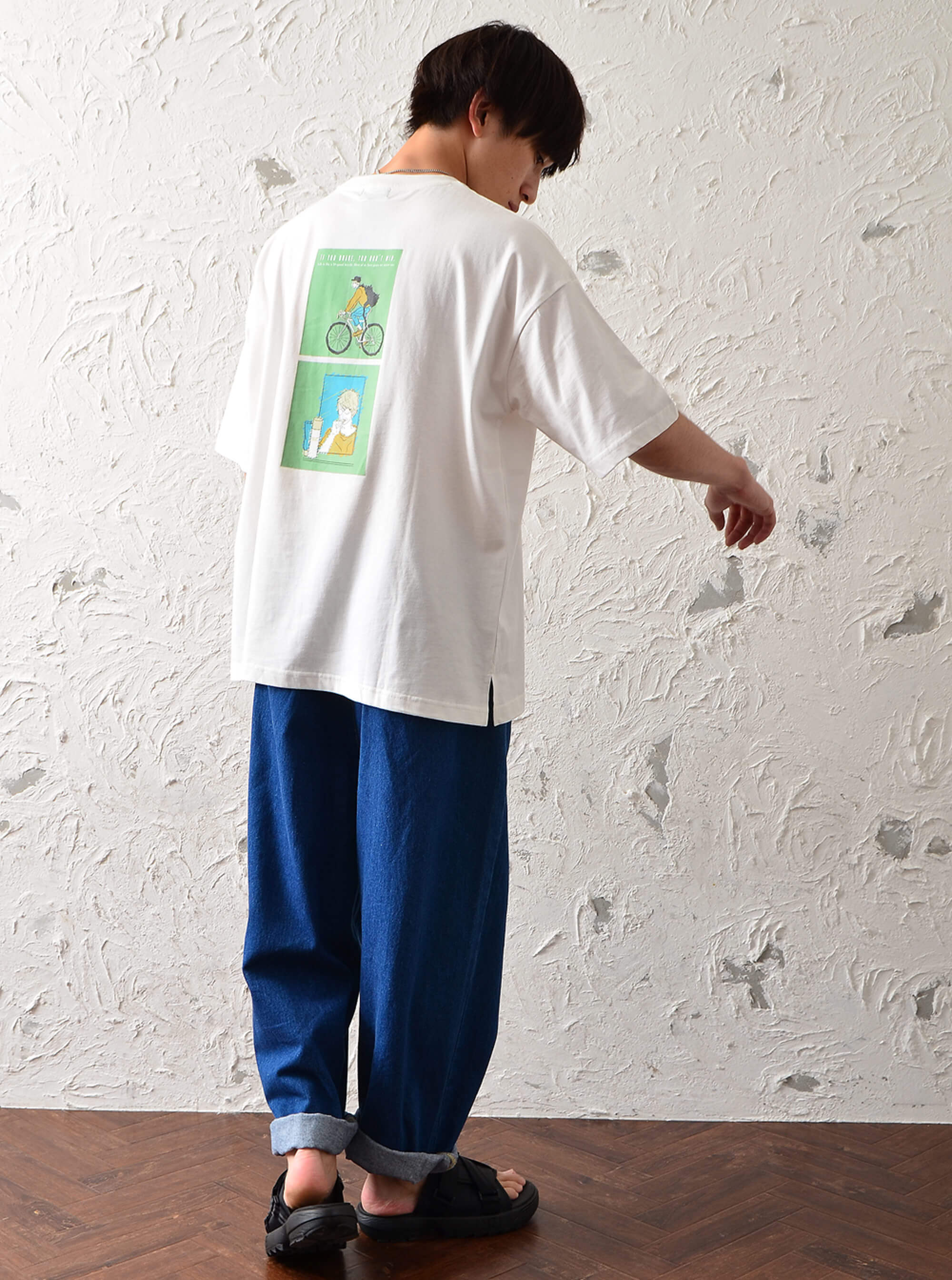 バックプリントの白Tを着るコーデ