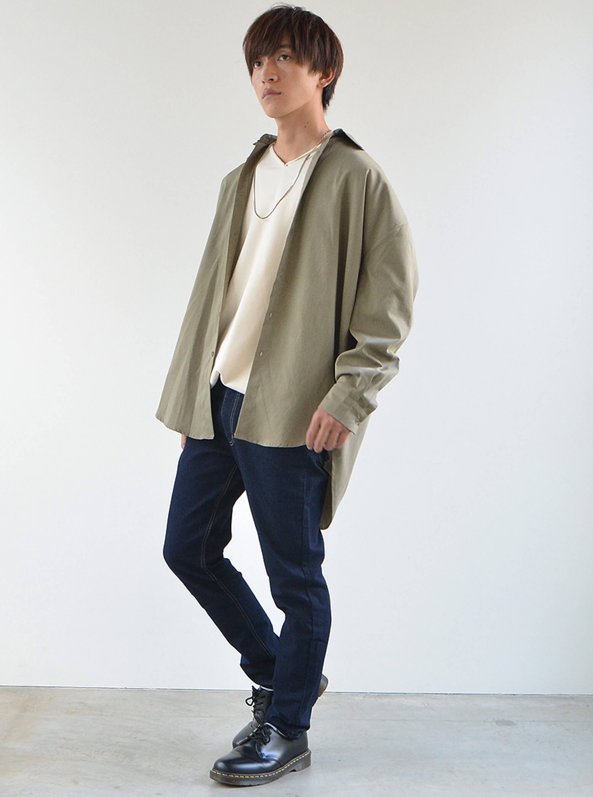 シルエットがきれいな細身のストレッチジーンズコーデ