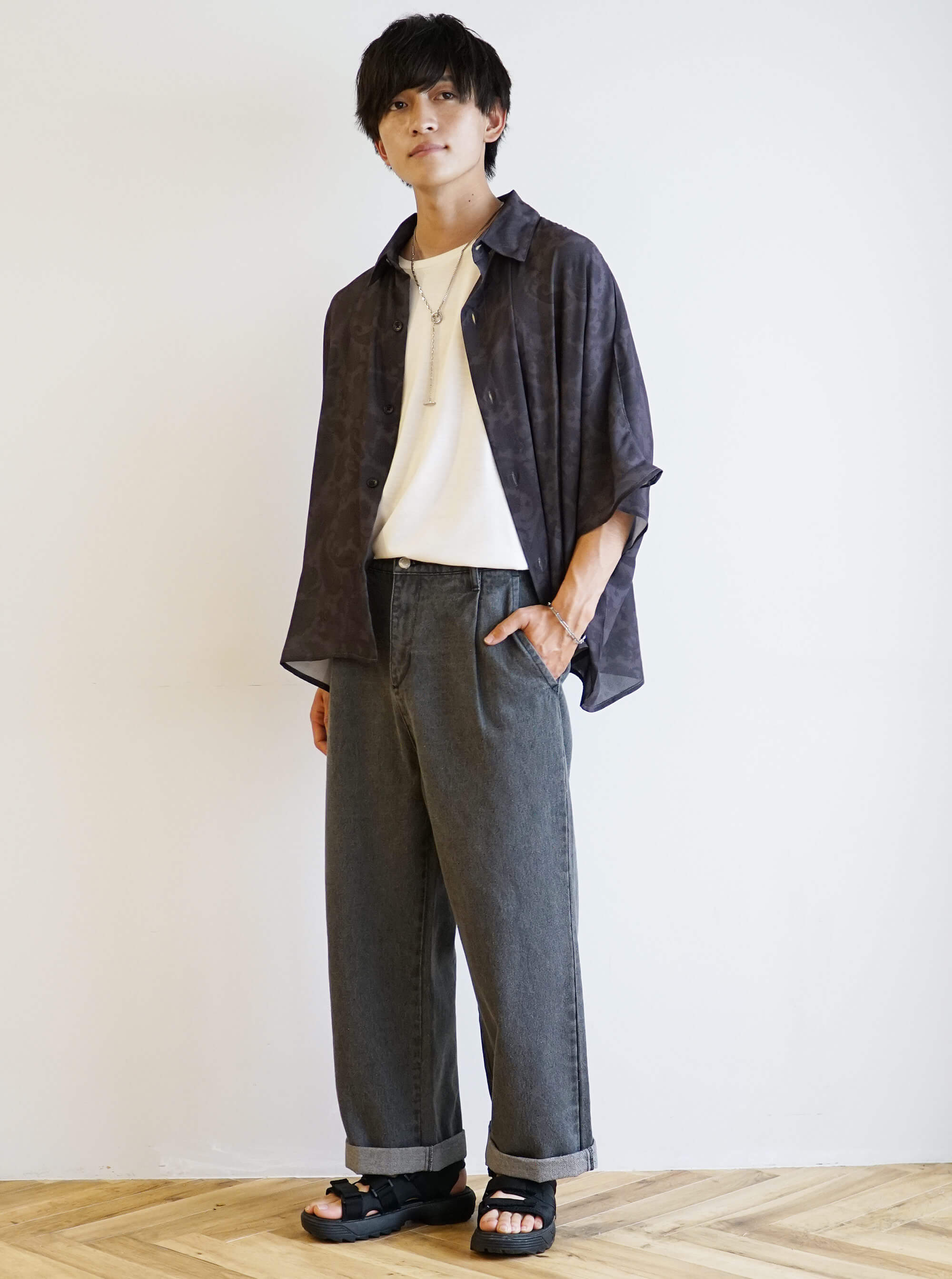 ヌケ感を与えてくれるワイドデニムコーデ