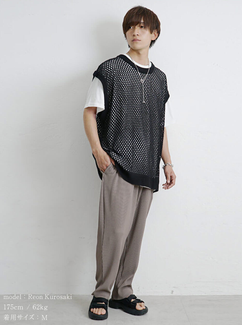 イージーバルーンパンツ×サンダルのコーデ