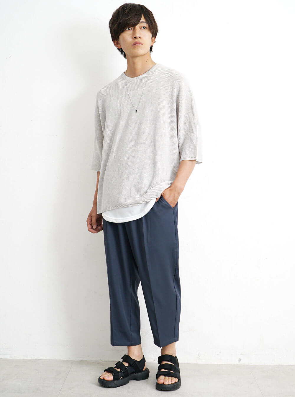 バルーンパンツ×透かし編みベストのコーデ