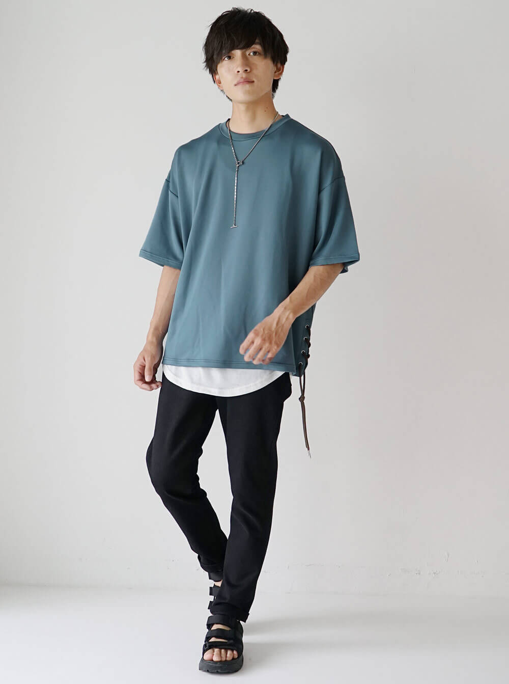 イージーバルーンパンツ×サンダルのコーデ