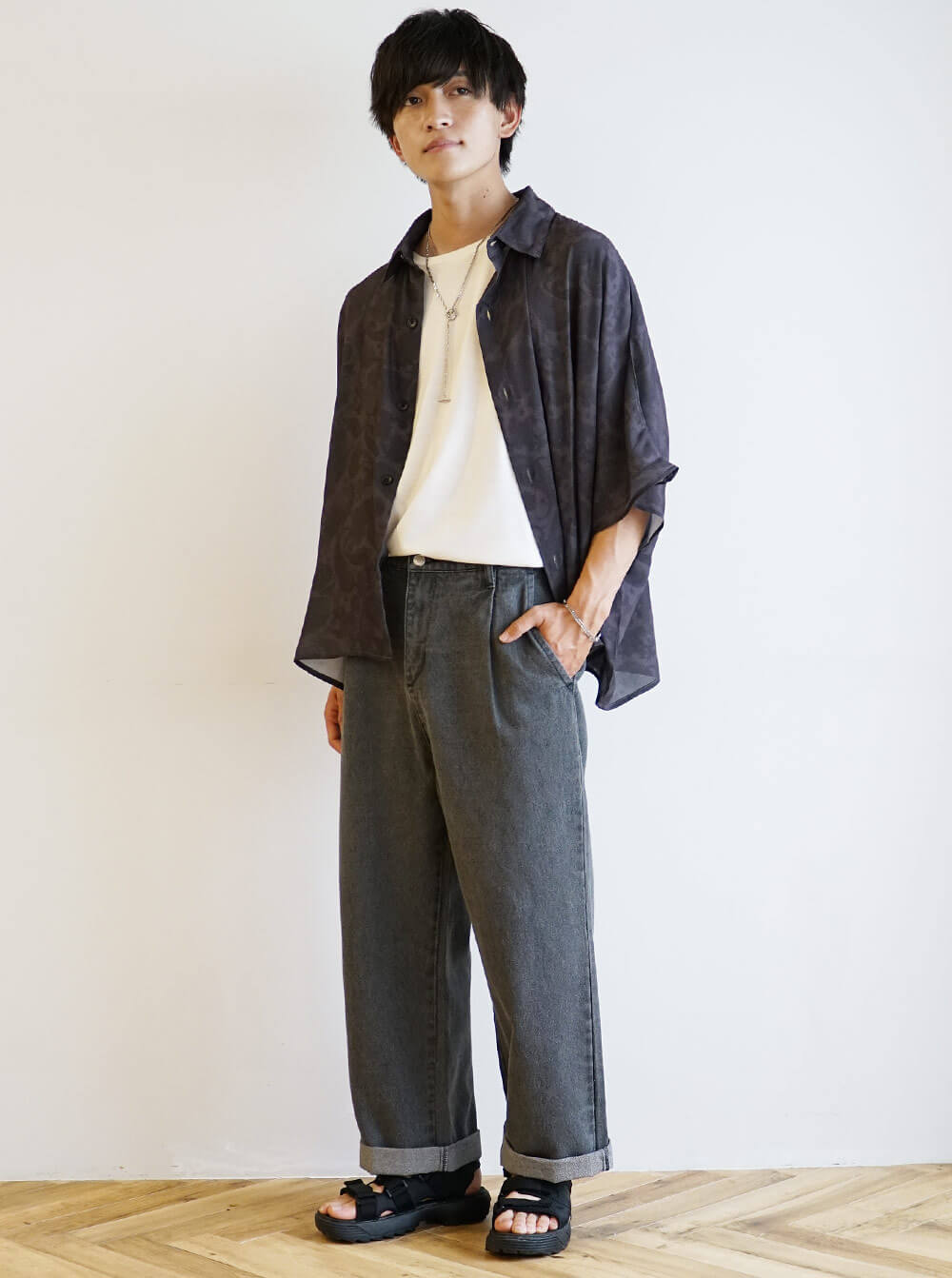 バルーンパンツ×透かし編みベストのコーデ