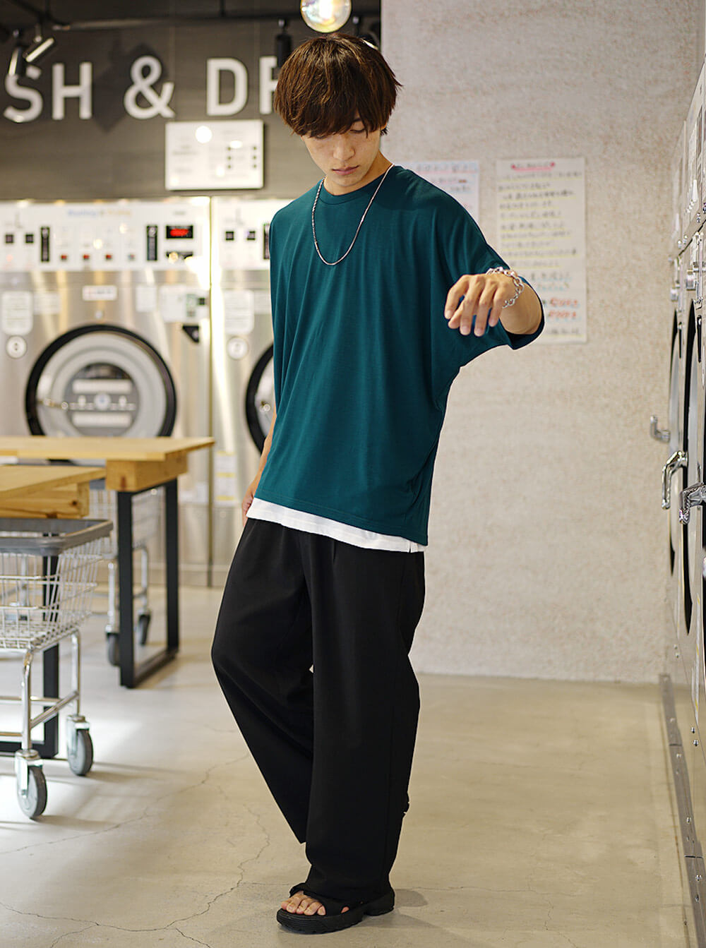 デニムバルーンパンツ×パーカーコーデ