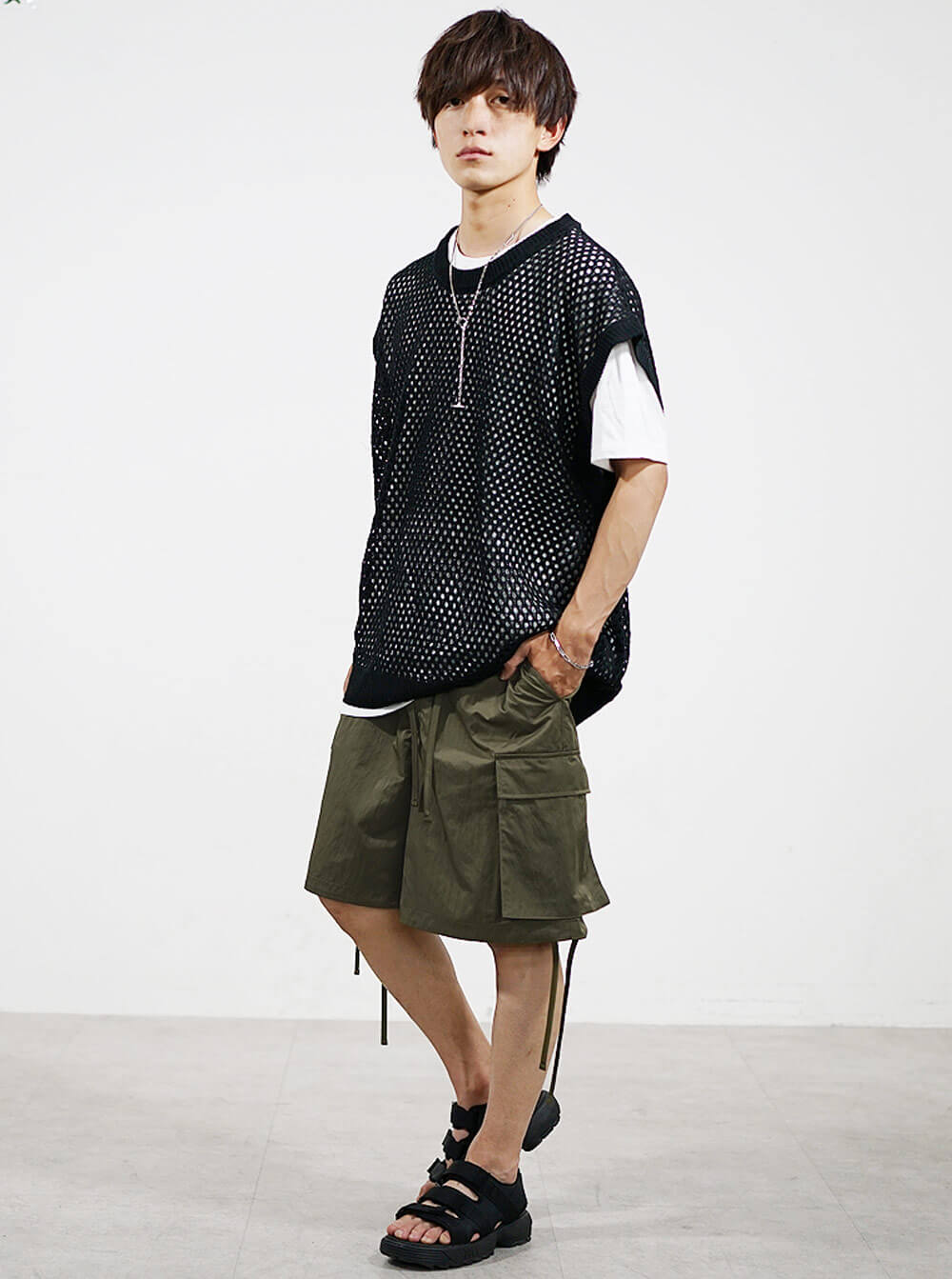 イージーバルーンパンツ×サンダルのコーデ