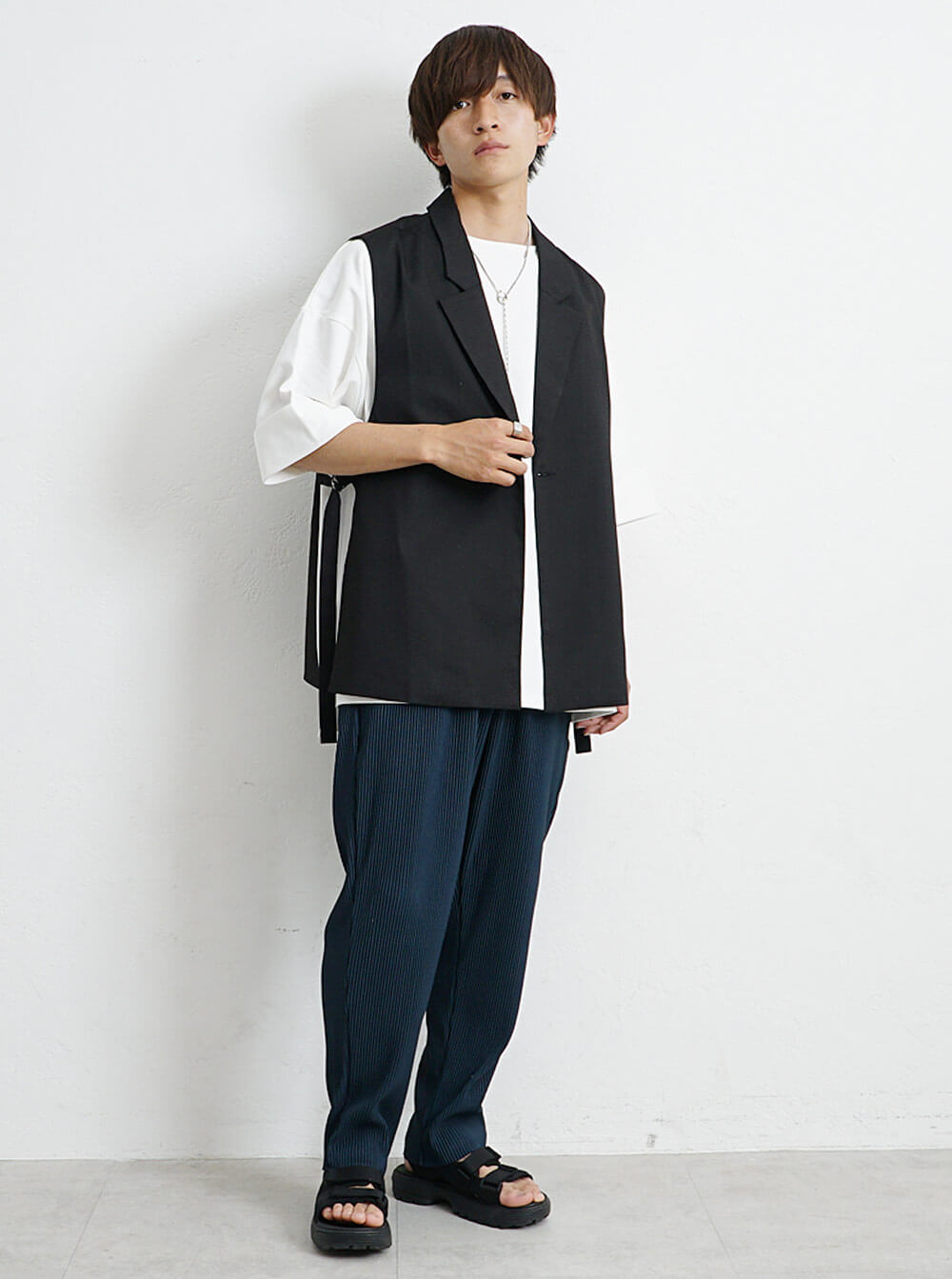 サイドスリットデザインテーラードロングジレを使ったモードスタイル