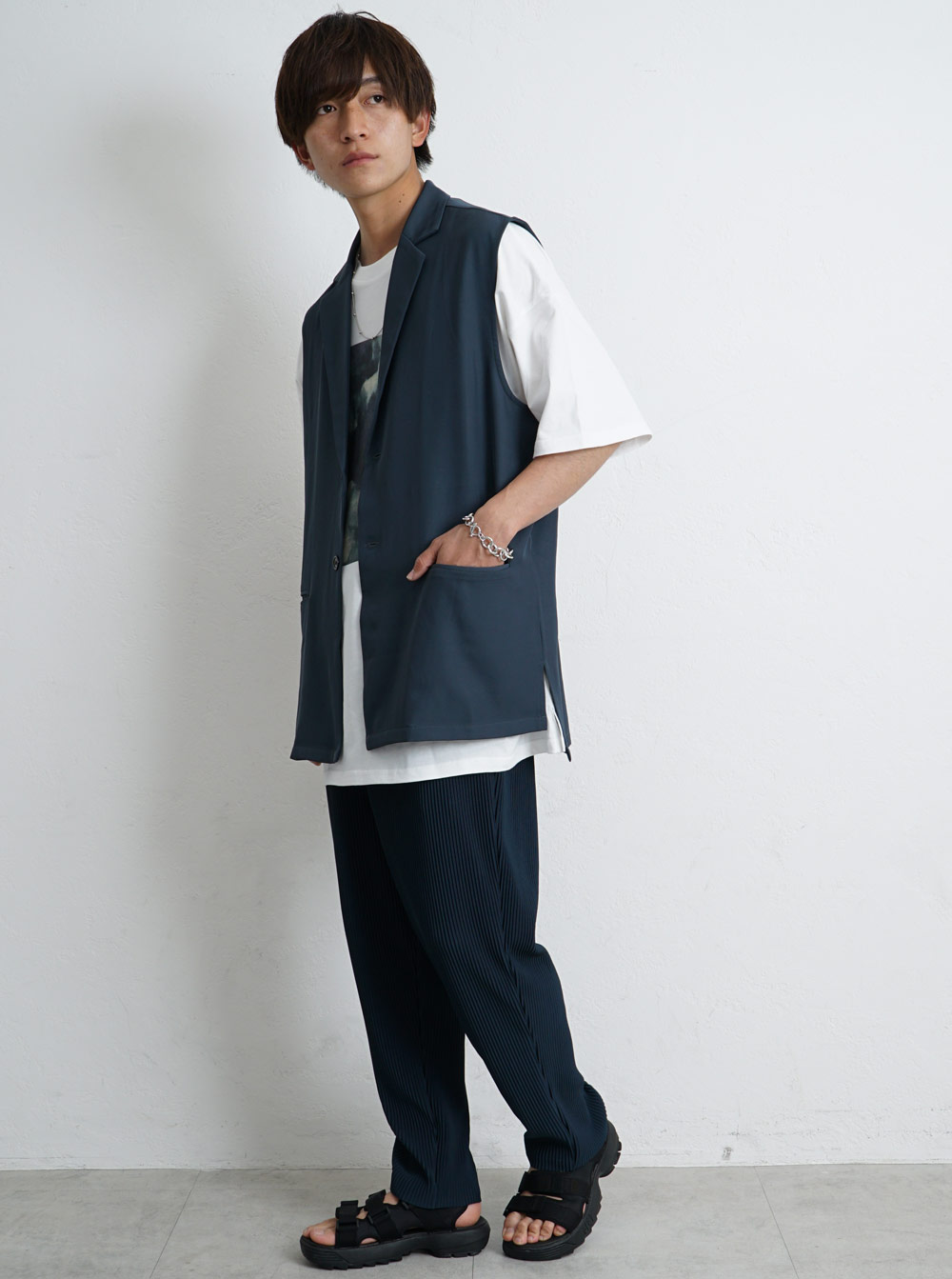 とろみ素材テーラードロングジレを使ったスタイリッシュカジュアル