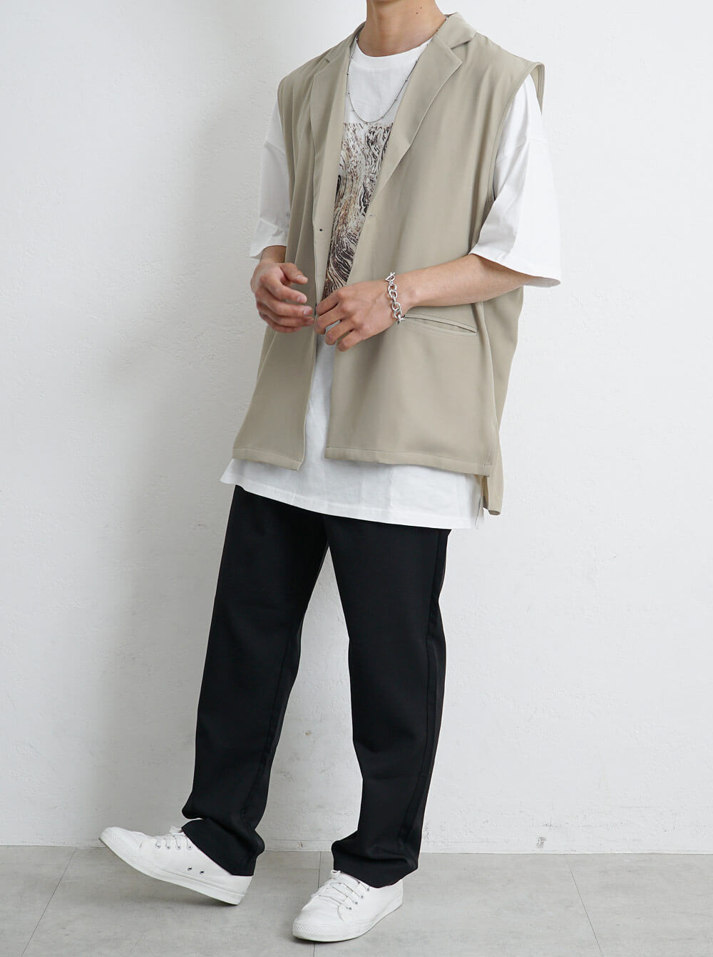 とろみ素材テーラードロングジレを使った大人カジュアル