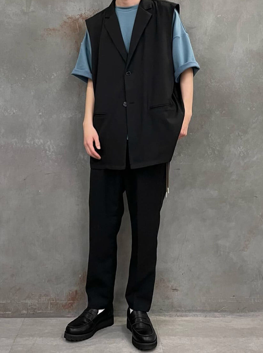 とろみ素材テーラードロングジレを使った雰囲気モード