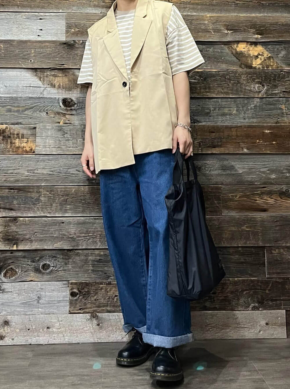 サイドスリットデザインテーラードロングジレを使ったジーンズカジュアル