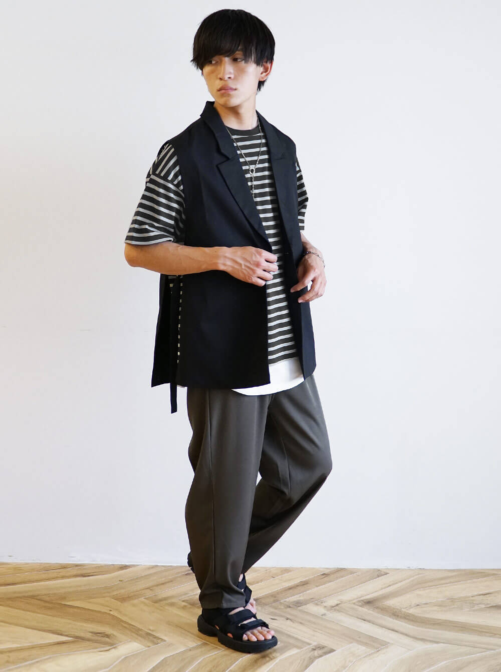 サイドスリットデザインテーラードロングジレを使ったモノトーンコーデ