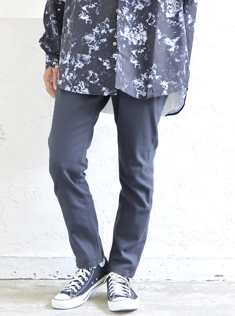 大人っぽさを演出できるグレージーンズ