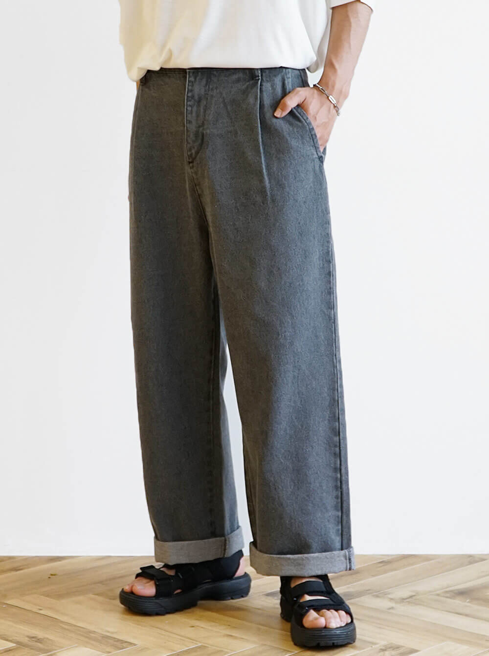 こなれた印象の演出ができるグレージーンズ