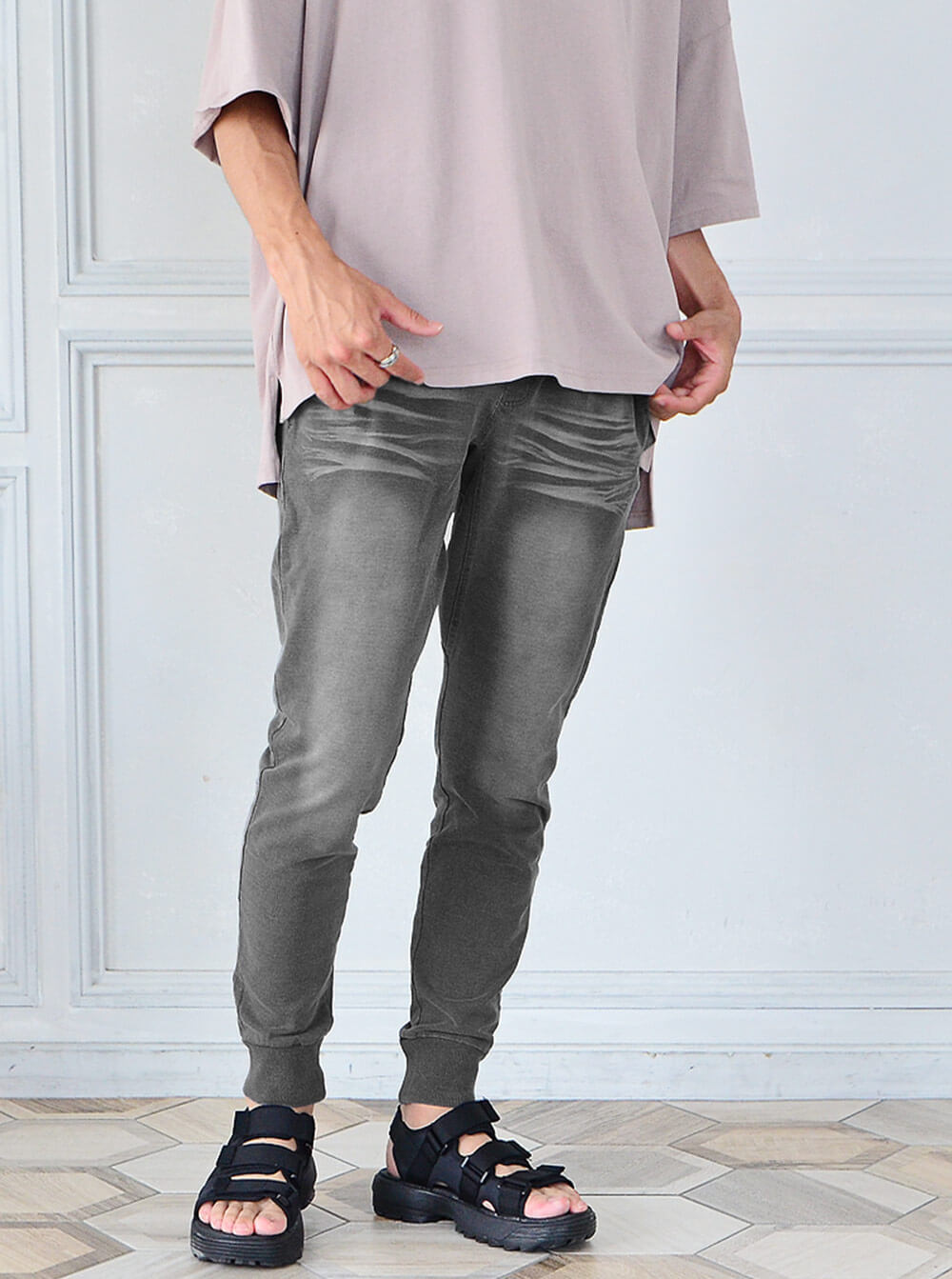 使える幅が広いグレージーンズ