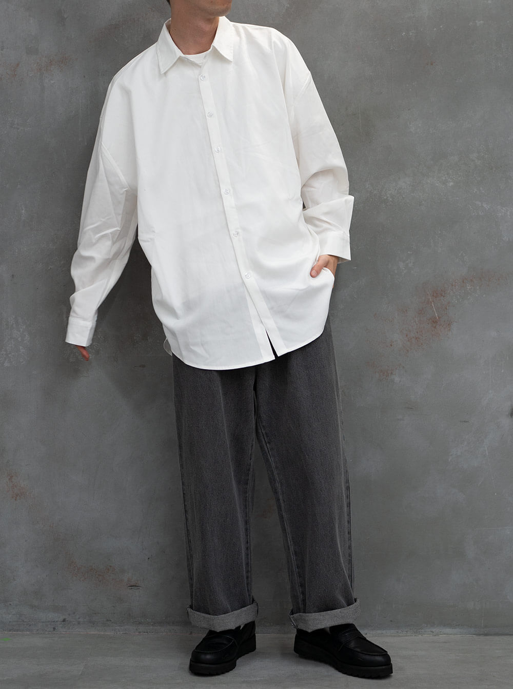 ホワイトシャツ＋ロールアップワイドグレージーンズコーデ