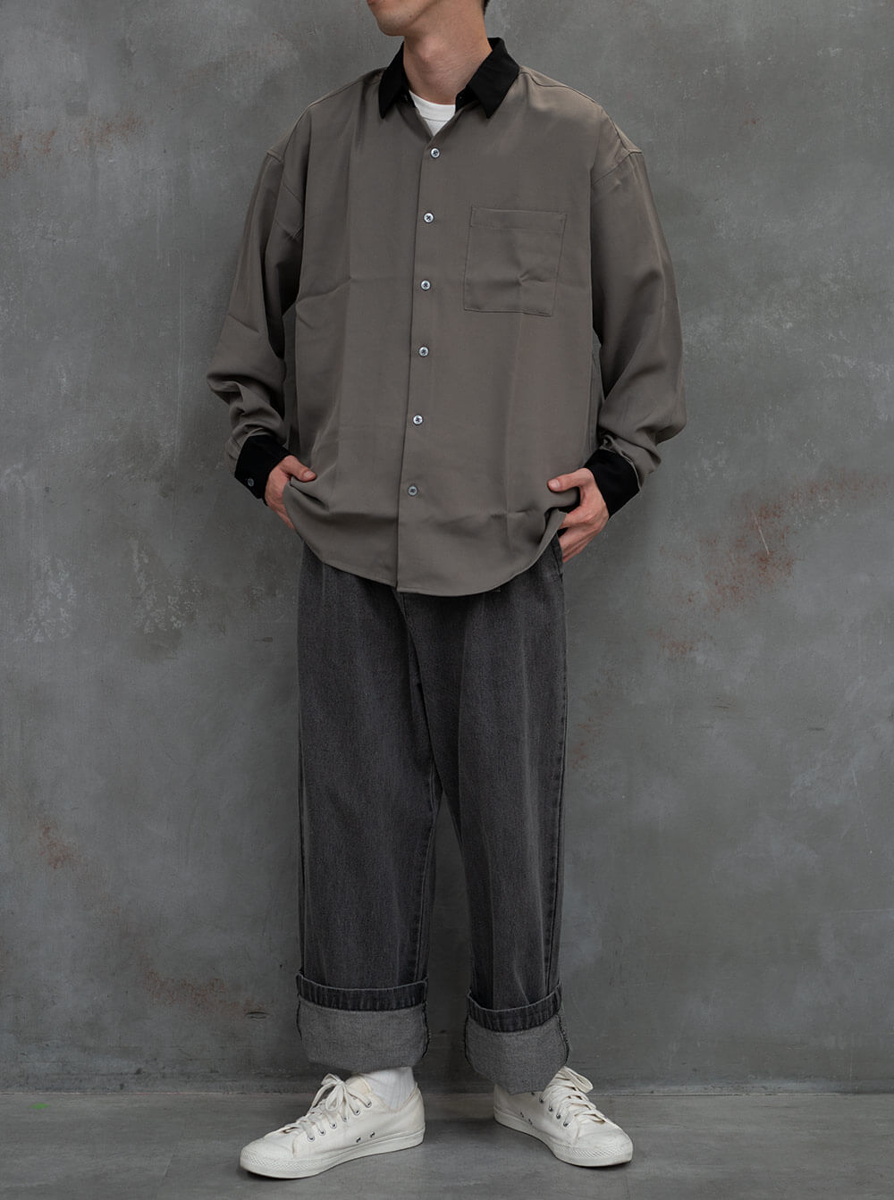 ベージュクレリックシャツ＋ワイドグレージーンズコーデ