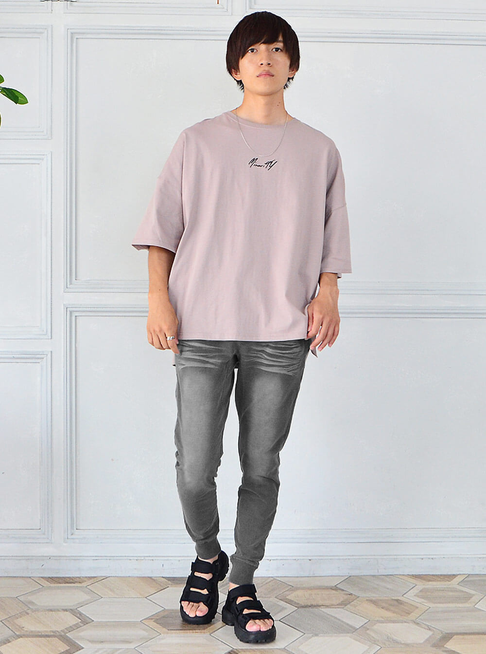 ライトグレージュのワンポイントTシャツ+グレーカットジーンズジョガーパンツコーデ