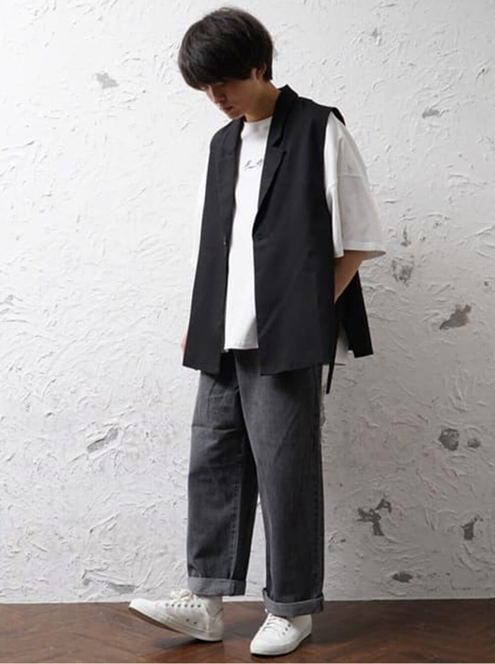 サイドスリットロングジレ+ロールアップワイドグレージンズコーデ