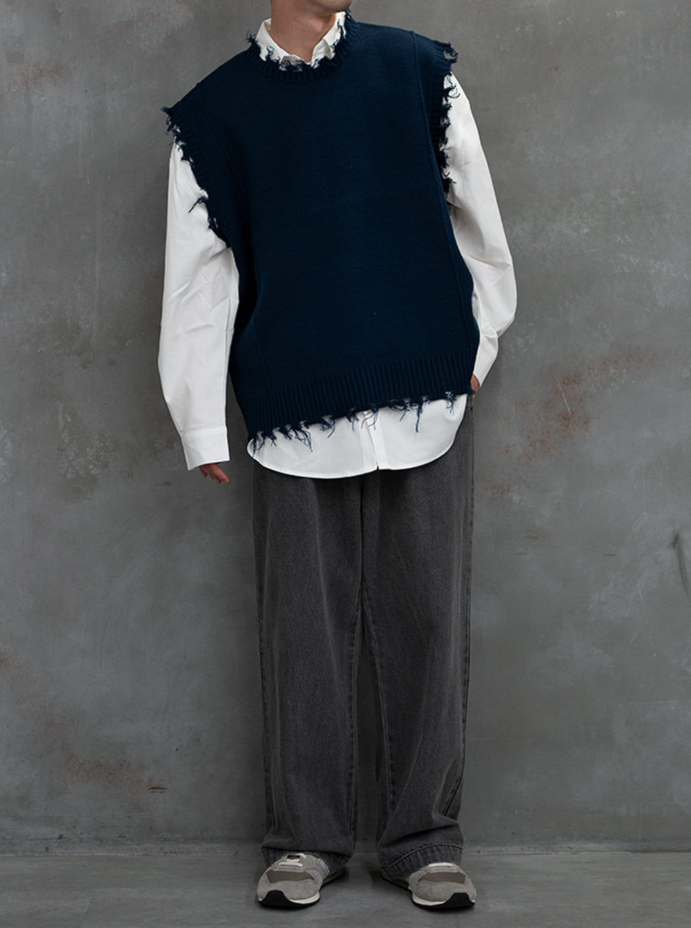 ダメージニットベスト＋ワイドグレージーンズコーデ