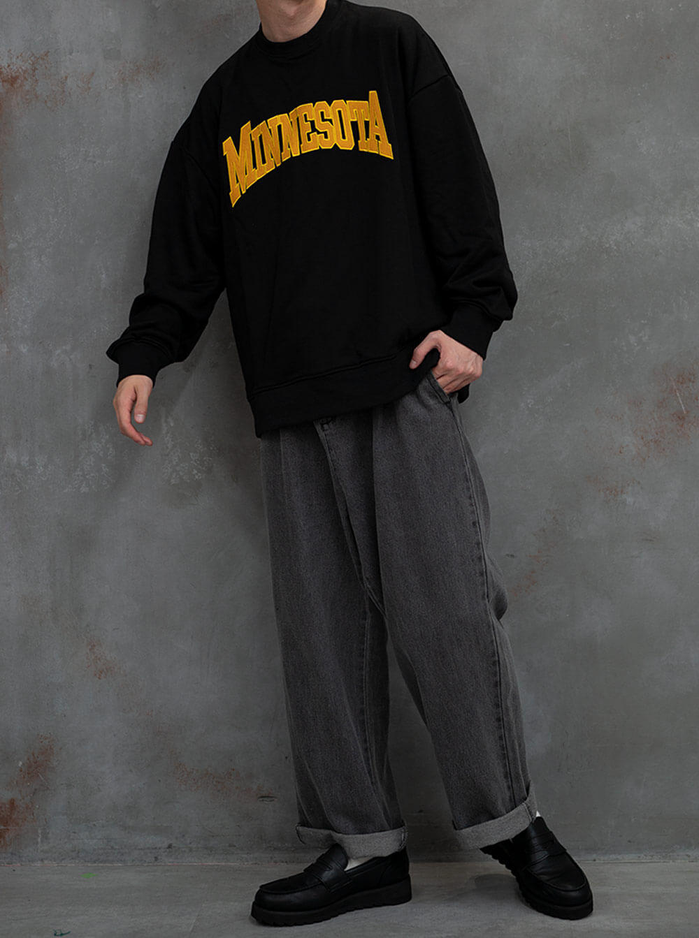 カレッジスウェット＋ロールアップグレージーンズコーデ