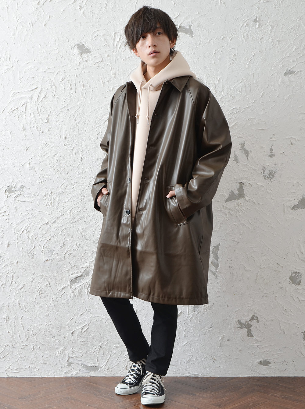 シンセティックレザーコートコーデ