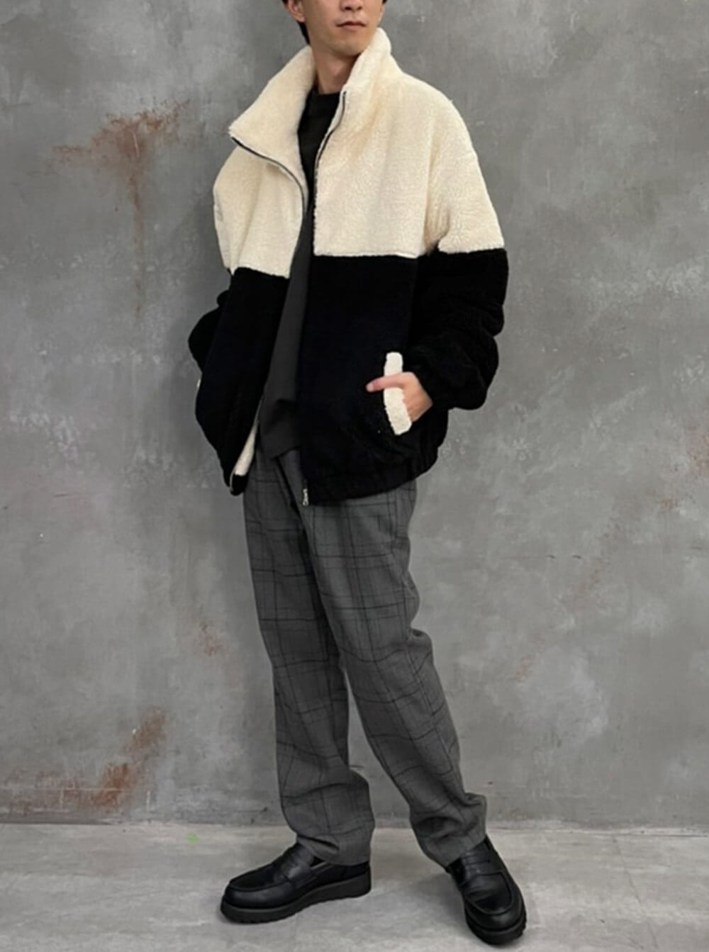 モコモコアウターとパンツのコーデ