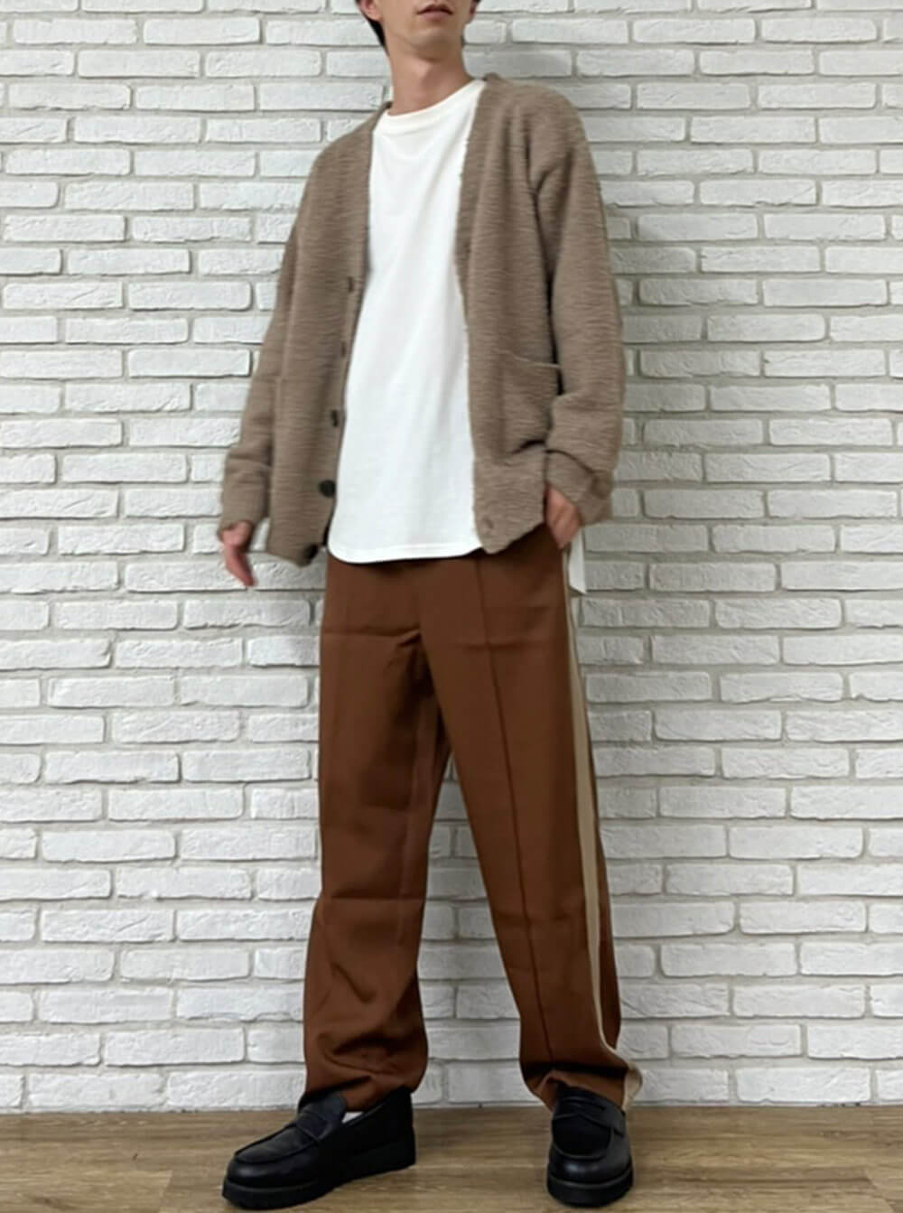 モコモコカーディガン×ジャージパンツコーデ