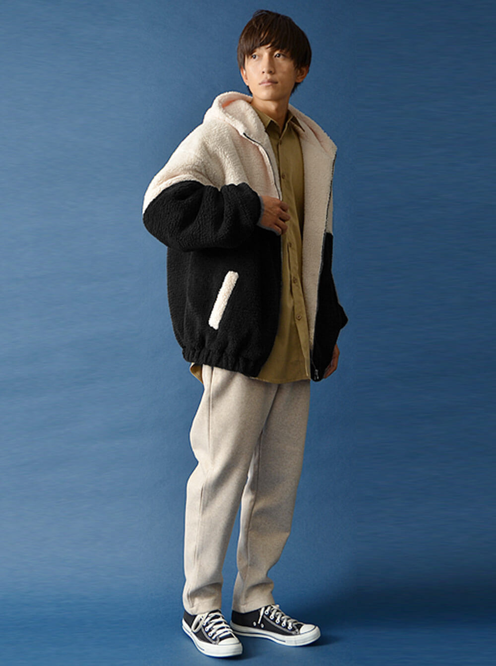 モコモコブルゾン×テーパードパンツコーデ