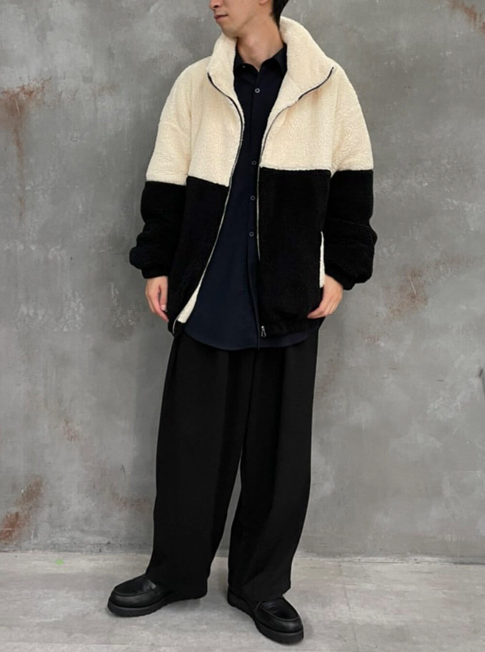 色を考えたモコモコアウターコーデ