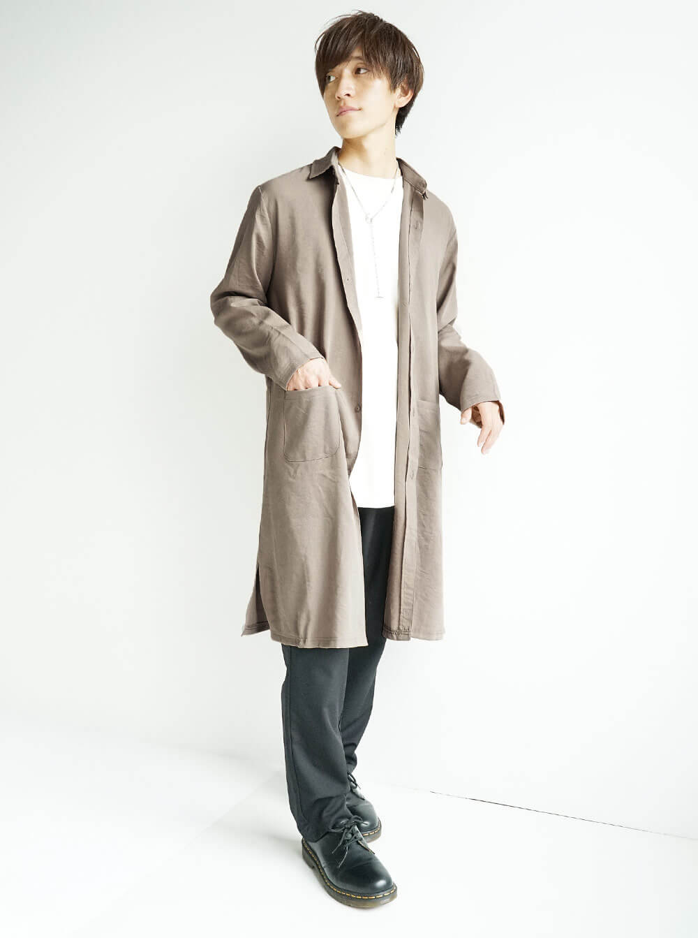 大人の余裕を感じるロングシャツコーデ