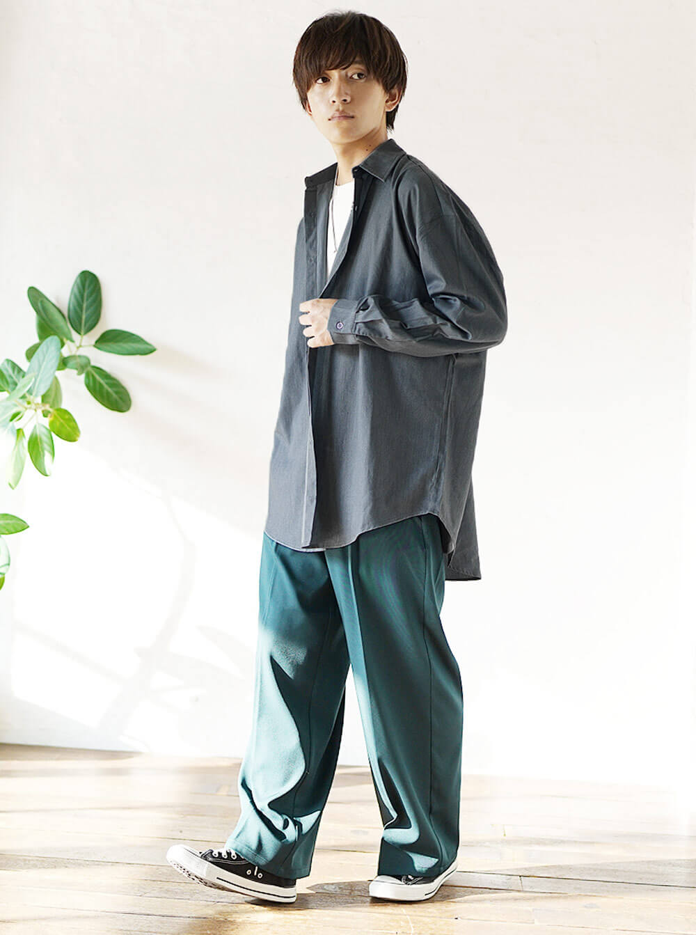 軽やかにお洒落映えするシャツコーデ