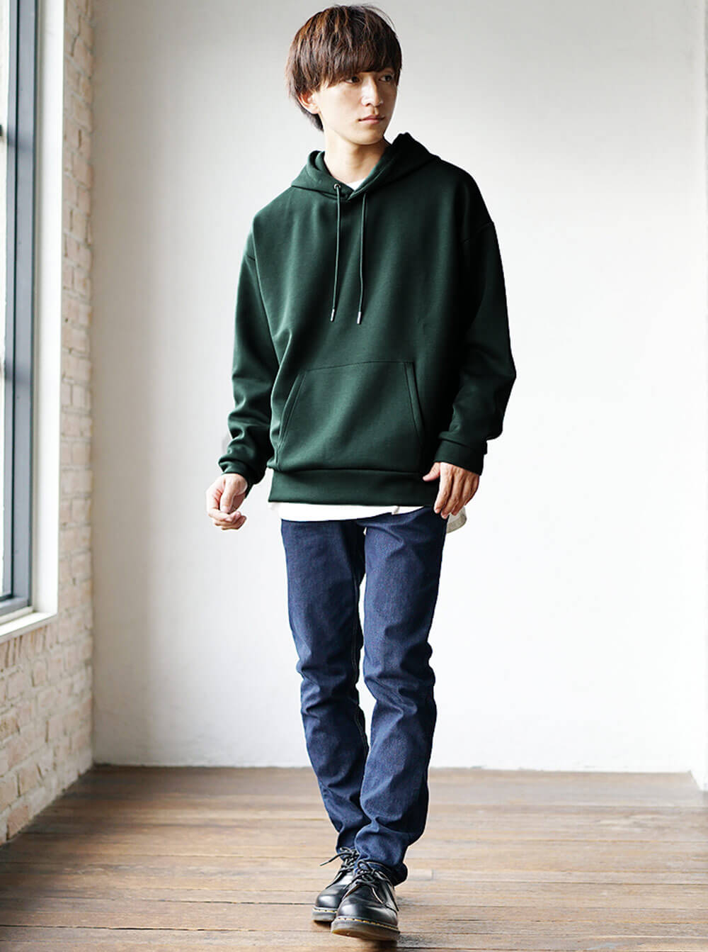 定番コーデのパーカー×デニムパンツ