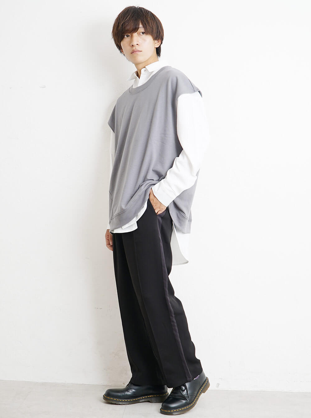 ベスト×綺麗めジャージの大人カジュアルコーデ