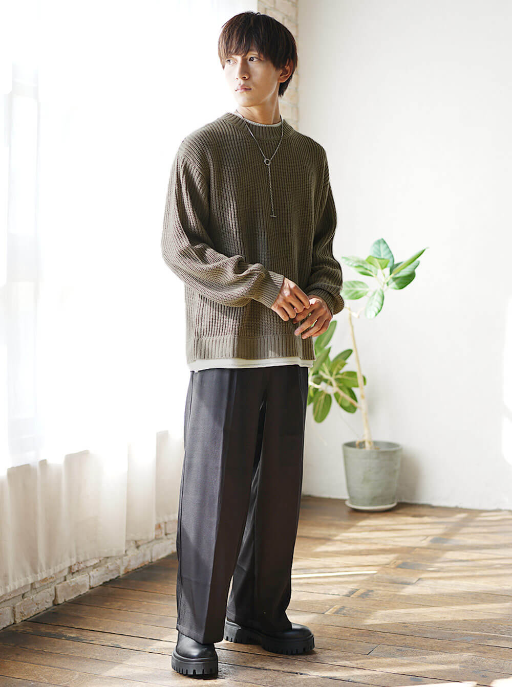 シンプルに仕上げたニットコーデ