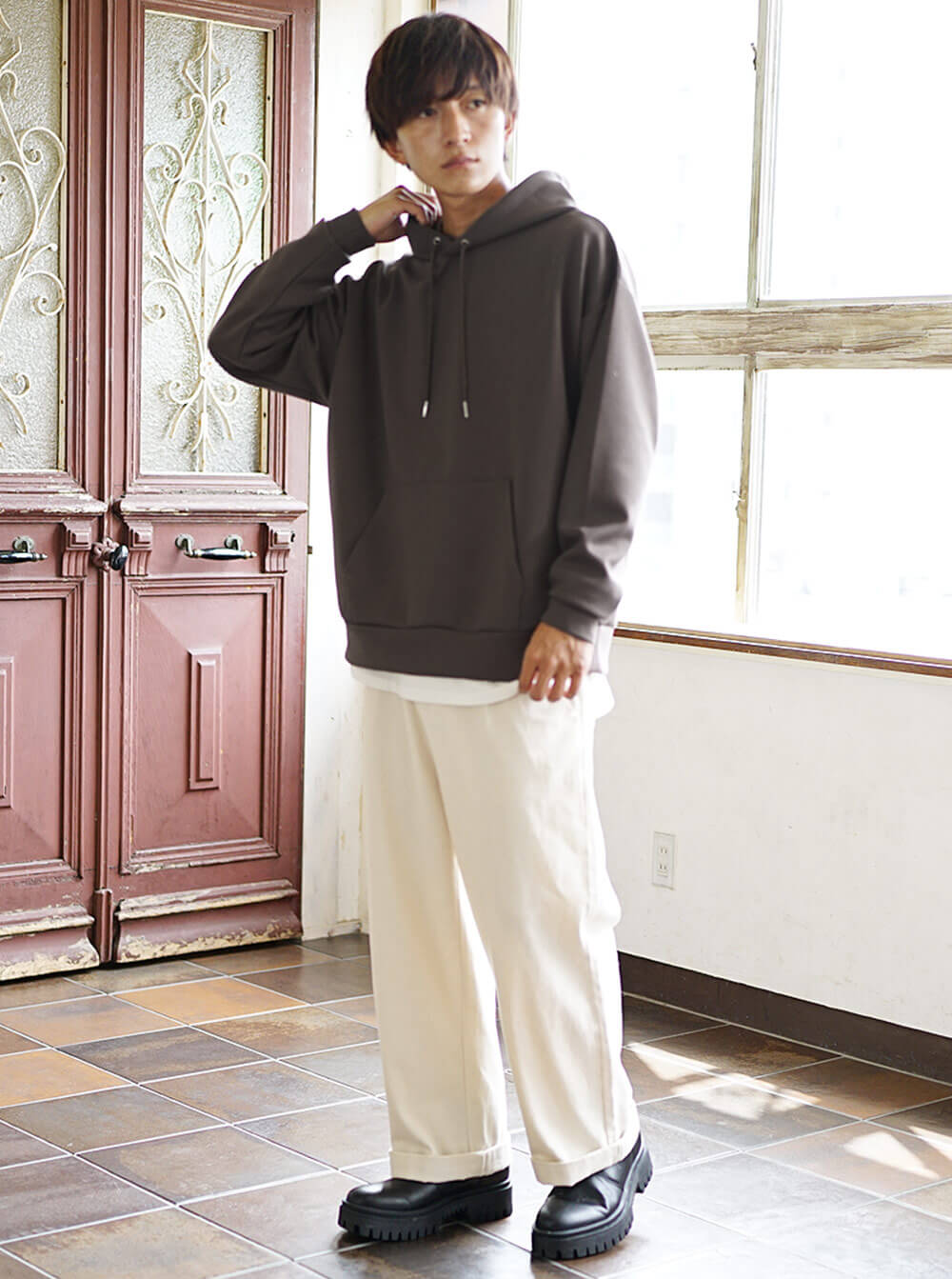 無地のパーカーコーデ