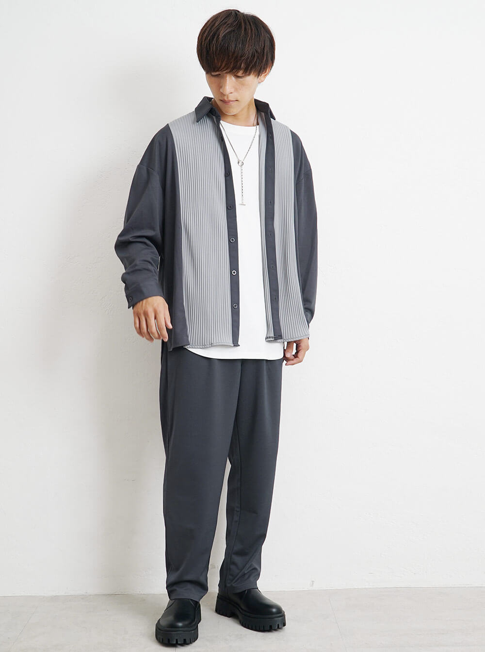 スラックスコーデ