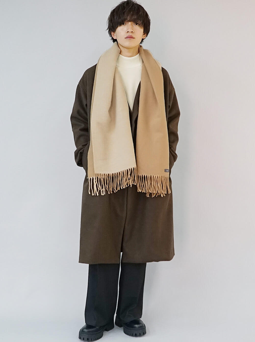 ロングコート×垂らし巻きの大人綺麗めコーデ