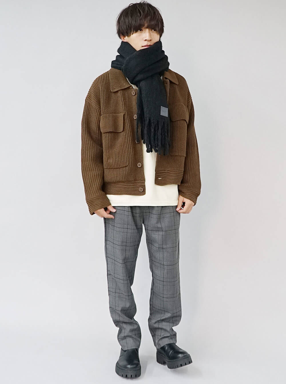 ニットブルゾン×ワンループ巻きの綺麗めカジュアルコーデ