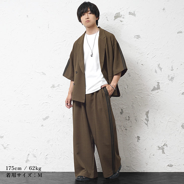 開襟ブラウンシャツとテーパードパンツのナチュラルスタイル